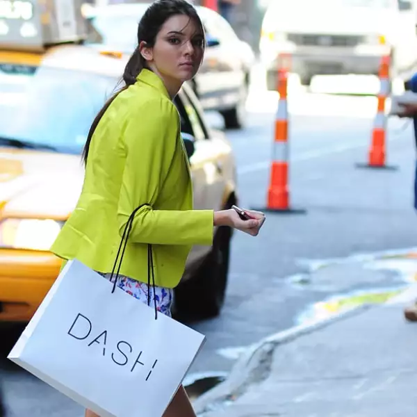 Kendal Jenner apoya a sus hermanas comprando en Dash.