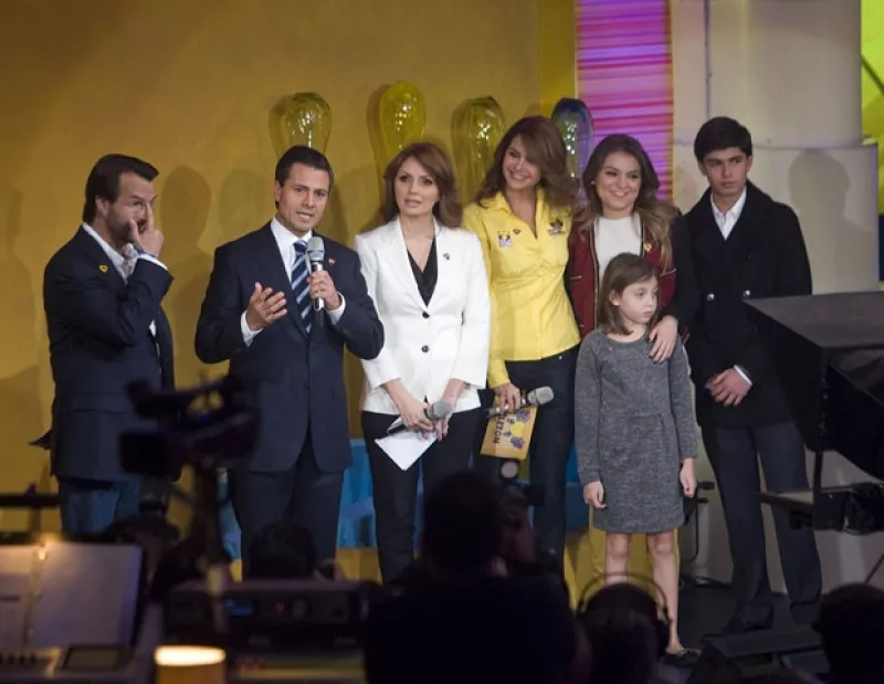 Durante el Teletón número 16 la esposa de Enrique Peña Nieto lo acompañó a hacer su donativo y exhortó a los mexicanos a contribuir con esta causa, narró la experiencia de su hermana Carito.