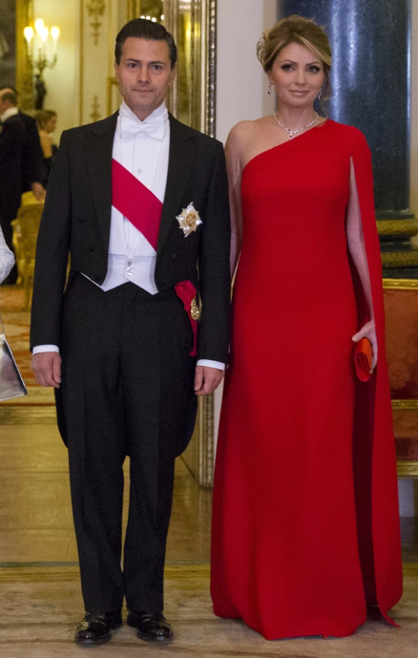 Enrique Peña Nieto y Angélica Rivera en el palacio de Buckingham.