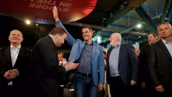 El canciller alemán Olaf Scholz, el presidente del Partido de los Socialistas Europeos (PSE) Stefan Lofven, el primer ministro interino de España, Pedro Sánchez, y el principal candidato del Partido Laborista Holandés, Frans Timmermans, saludan al llegar a la reunión del Partido de los Socialistas Europeos, después de que los socialistas de España llegaran a un acuerdo con el partido separatista catalán Junts para el apoyo del gobierno, un pacto que implica amnistías para las personas involucradas en la fallida candidatura de Cataluña por la independencia de 2017, en Málaga, España, el 11 de noviembre de 2023.