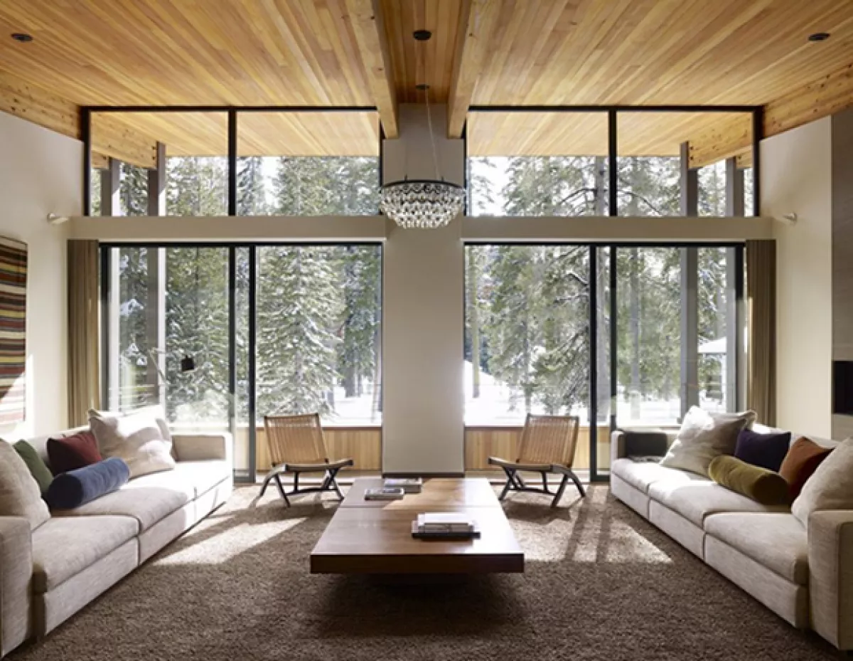 Evita los espacios cerrados y aprovecha ventanas y puertas para que entre luz solar.