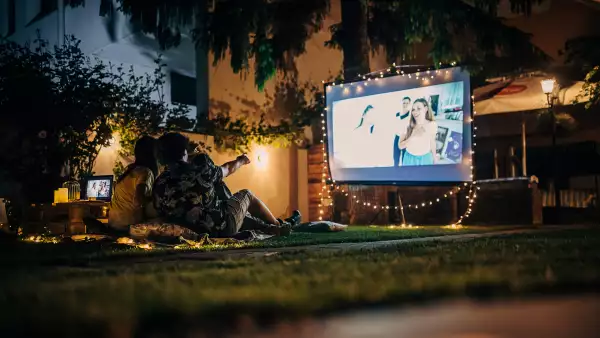 ¿Qué es mejor comprar: un proyector o una pantalla?