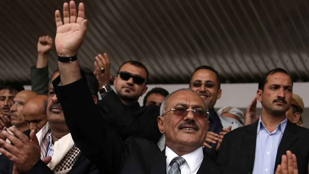 presidente de yemen saluda