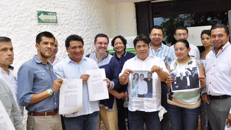 Representantes de la coalición UNE Quintana Roo presentaron fotografías del candidato priista Mauricio Góngora con el empresario Jamil Hindi.