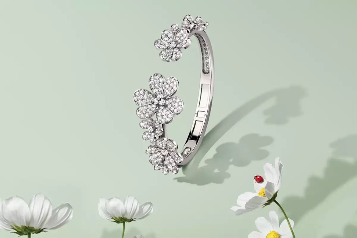 Brazalete Van Cleef and Arpels hecho de oro blanco con diamantes incrustados que forman siete flores.