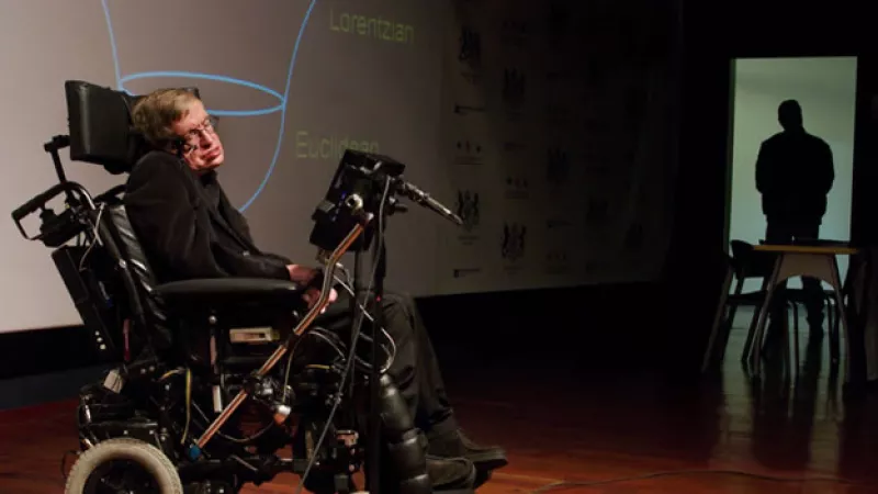 El científico Stephen Hawking ofrece una charla