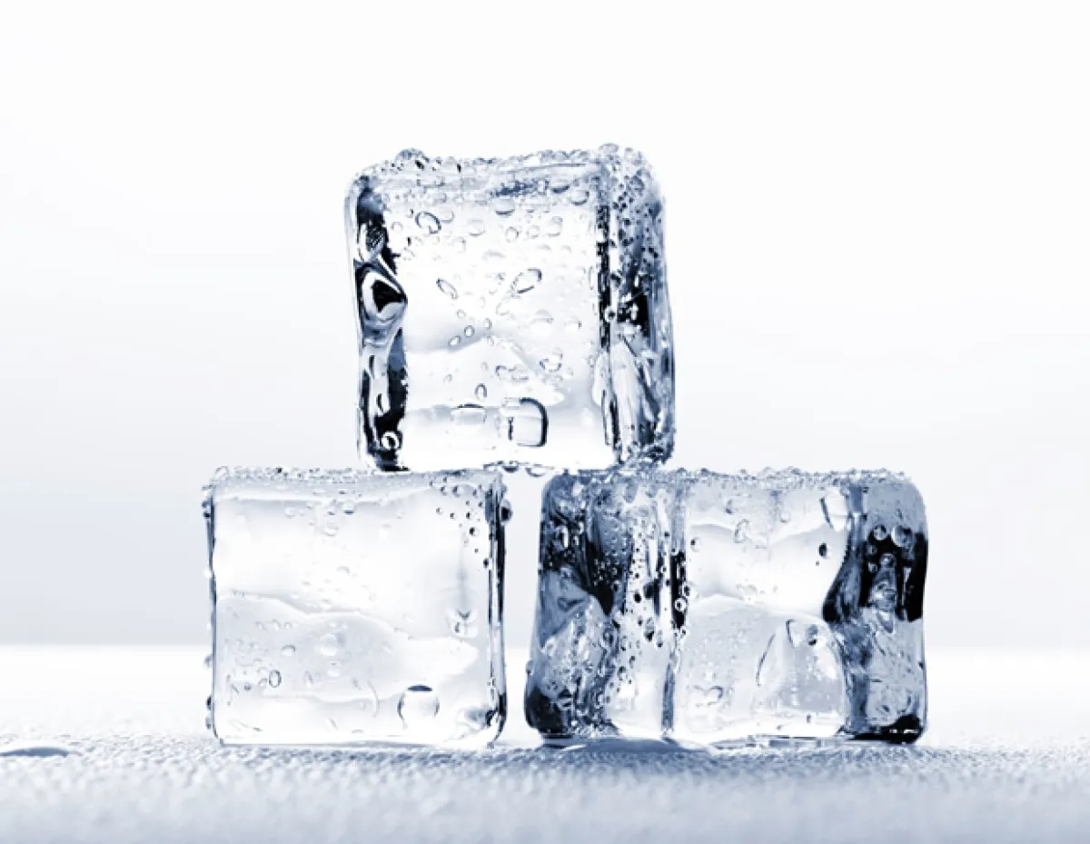 El hielo ayuda a la circulación en la cara y a mantener la piel saludable.