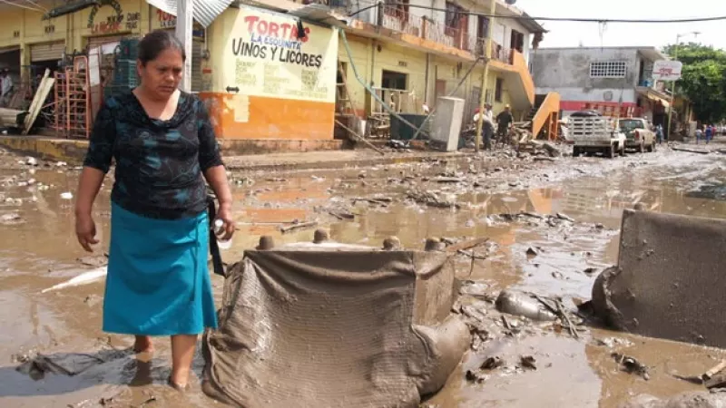 una mujer camina entre el lodo en veracruz