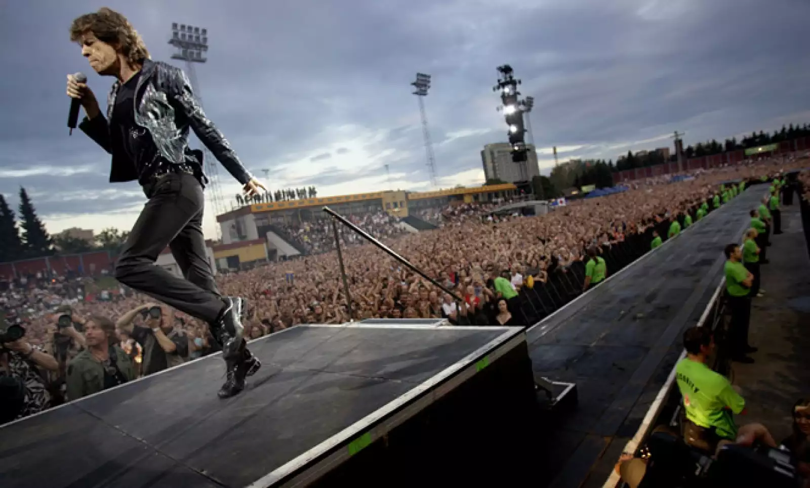 En el escenario Mick Jagger enloquece, baila, canta y derrocha energía. Alterna sesiones de gimnasio con clases de baile.