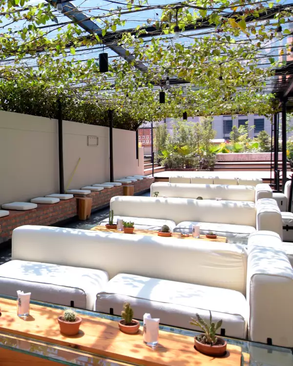 Sillones blancos vacíos en Terraza Hotel Downtown