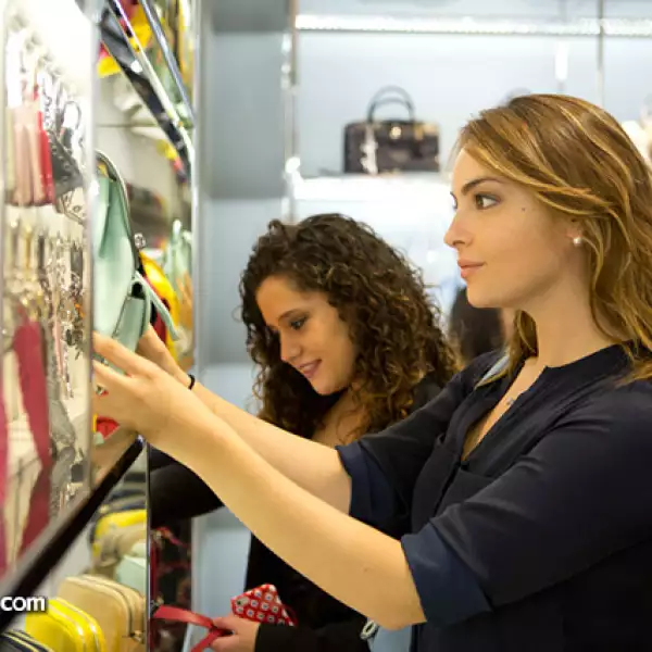 Claudia Greene y Aexia Devlyn