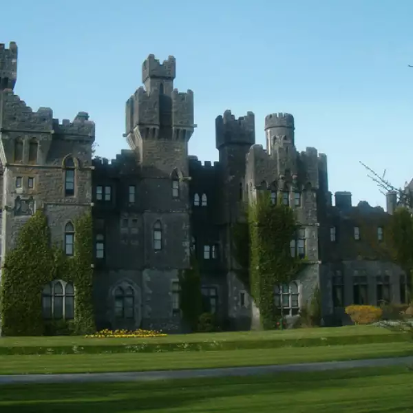 Si tu sueño siempre fue tener un castillo, estás muy cerca de cumplirlo. El Castillo de Ashford fue reconvertido en hotel. Este lugar en Irlanda del Norte te encantará.