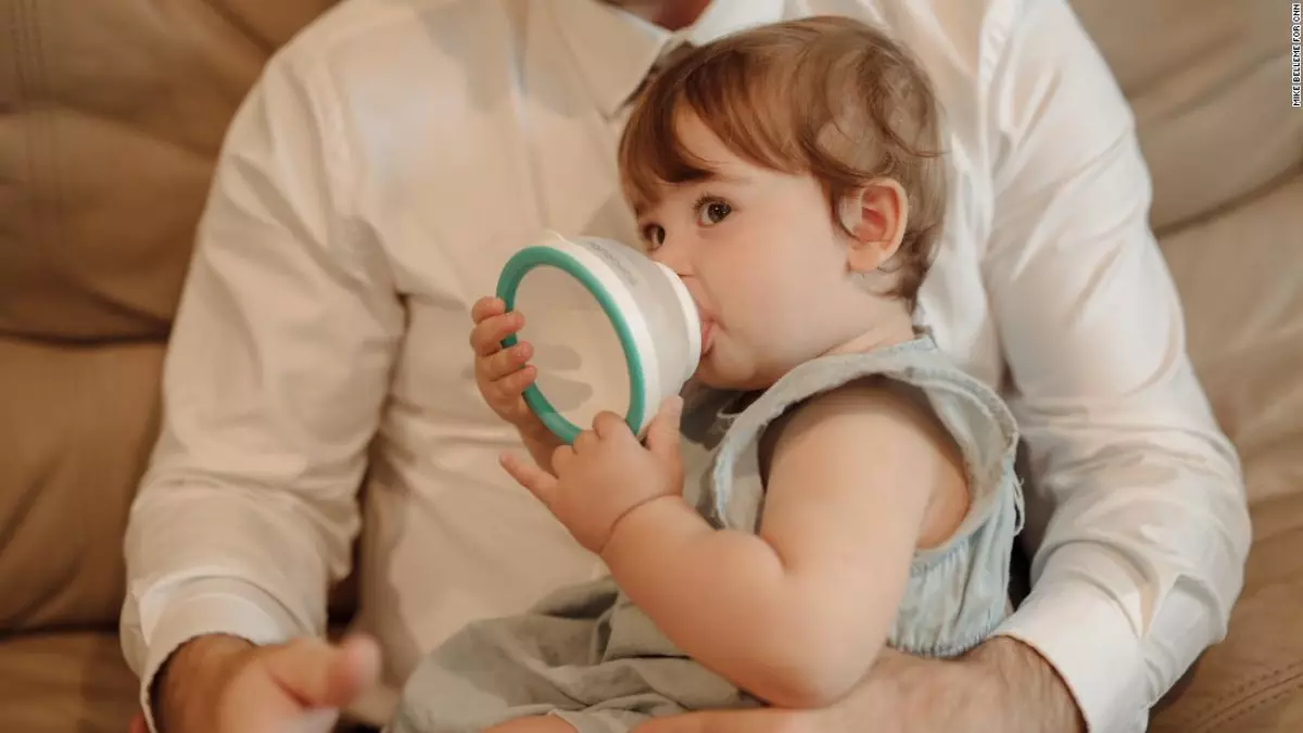 Un Papa Cansado Crea Un Biberon Radical Para Su Bebe Un Papa Cansado Crea Un Biberon Radical Para Su Bebe