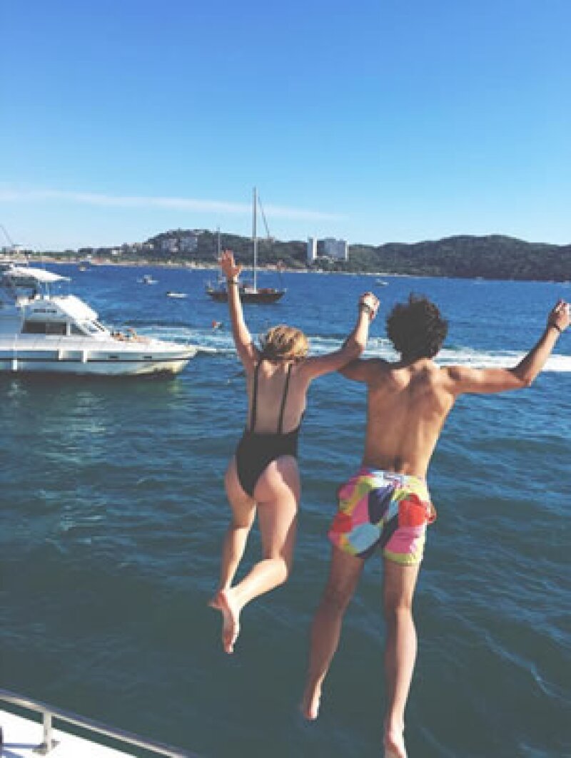 `Eres mi todo`, escribió ella en esta imagen en la que aparecen saltando al mar desde un yate.
