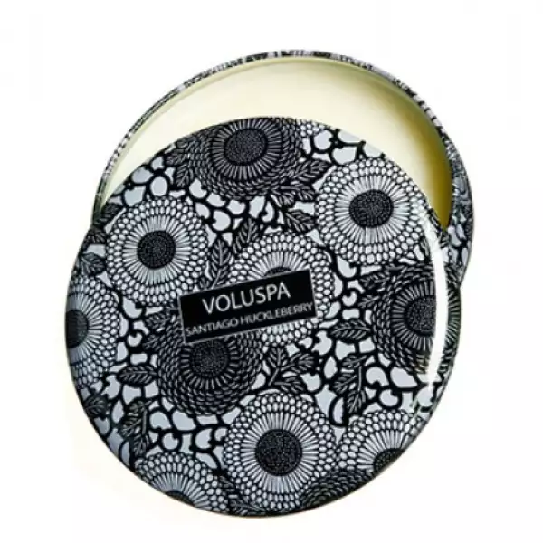 VOLUSPA. En lata de metal de diseño y con aroma a heliotropo, almizcle y vainilla. 18 dólares. De venta en Anthropologie, www.anthropologie.com