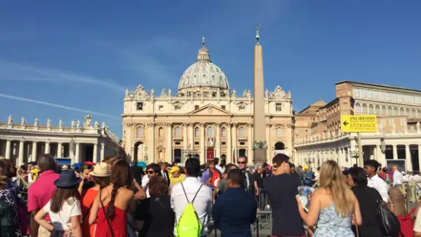 Plaza de San Pedro durante la misa de canonización de la Madre Teresa de Calcuta.