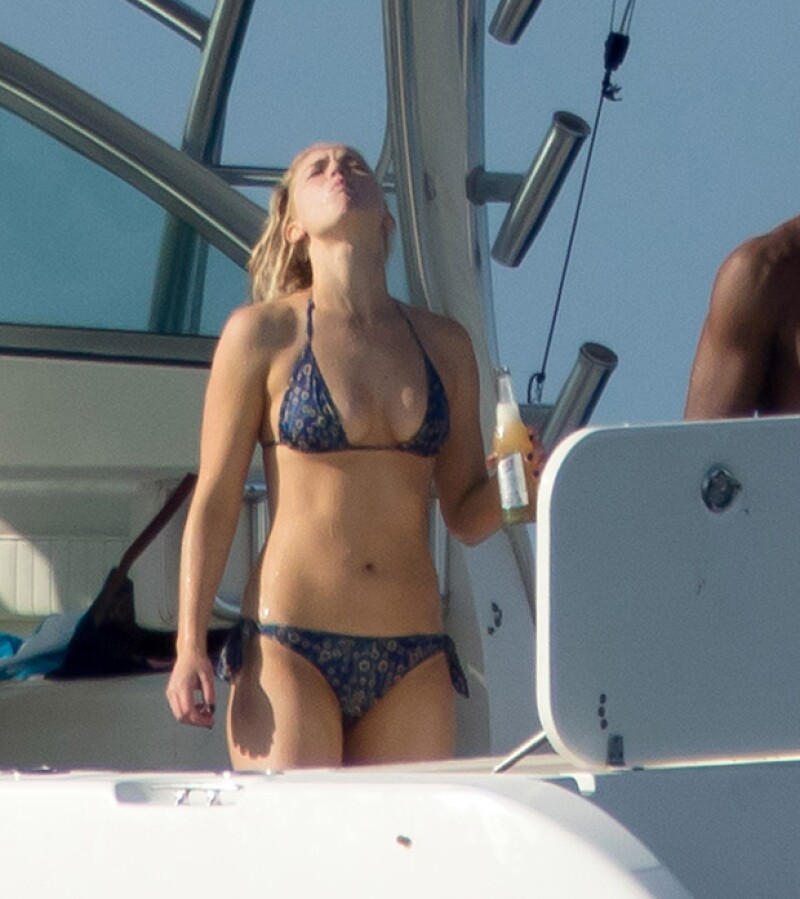 Durante el viaje en bote, disfrutó de una cerveza.