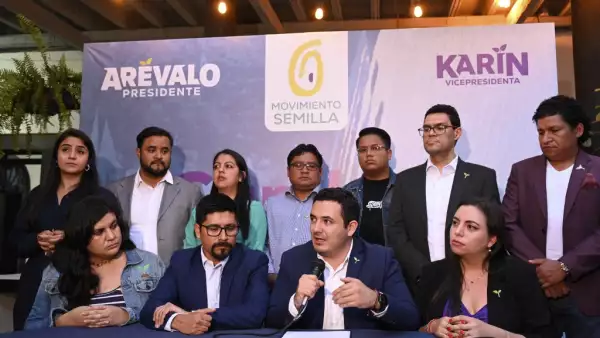 El congresista y líder del partido Semilla, Samuel Pérez (C-R), habla durante una conferencia de prensa en la Ciudad de Guatemala el 30 de agosto de 2023. El miércoles, la junta directiva del Congreso guatemalteco dejó sin autoridad al grupo parlamentario del presidente electo, Bernardo Arevalo, al cumplir con la suspensión del partido Semilla ordenada a instancias de la Fiscalía cuestionada.