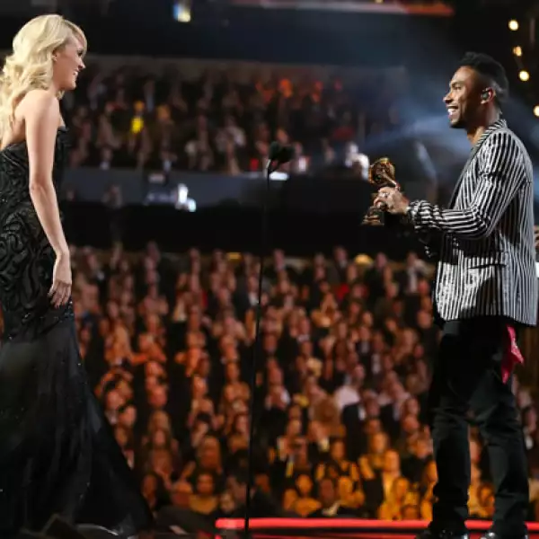 Carrie Underwood se llevó a casa el trofeo por la mejor interpretación solista de country, con el tema Blown away.