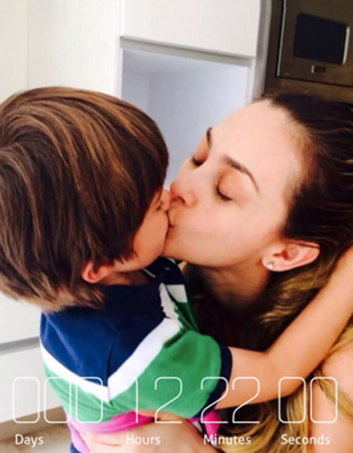 Aracely Arámbula compartió fotos que publicaron sus fans en Twitter para felicitar a su hijo Daniel.