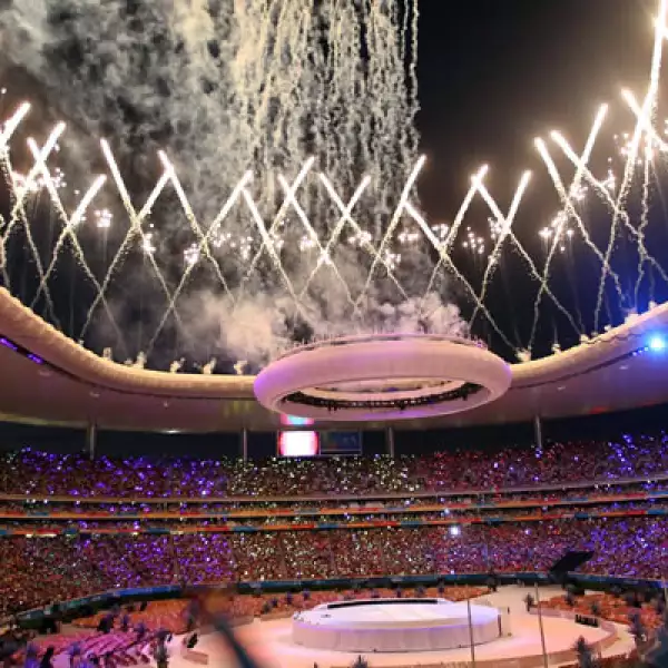 Entre fuegos artificiales y luces de colores decenas de miles de personas dieron el viernes la bienvenida a los Juegos Panamericanos de Guadalajara 2011.