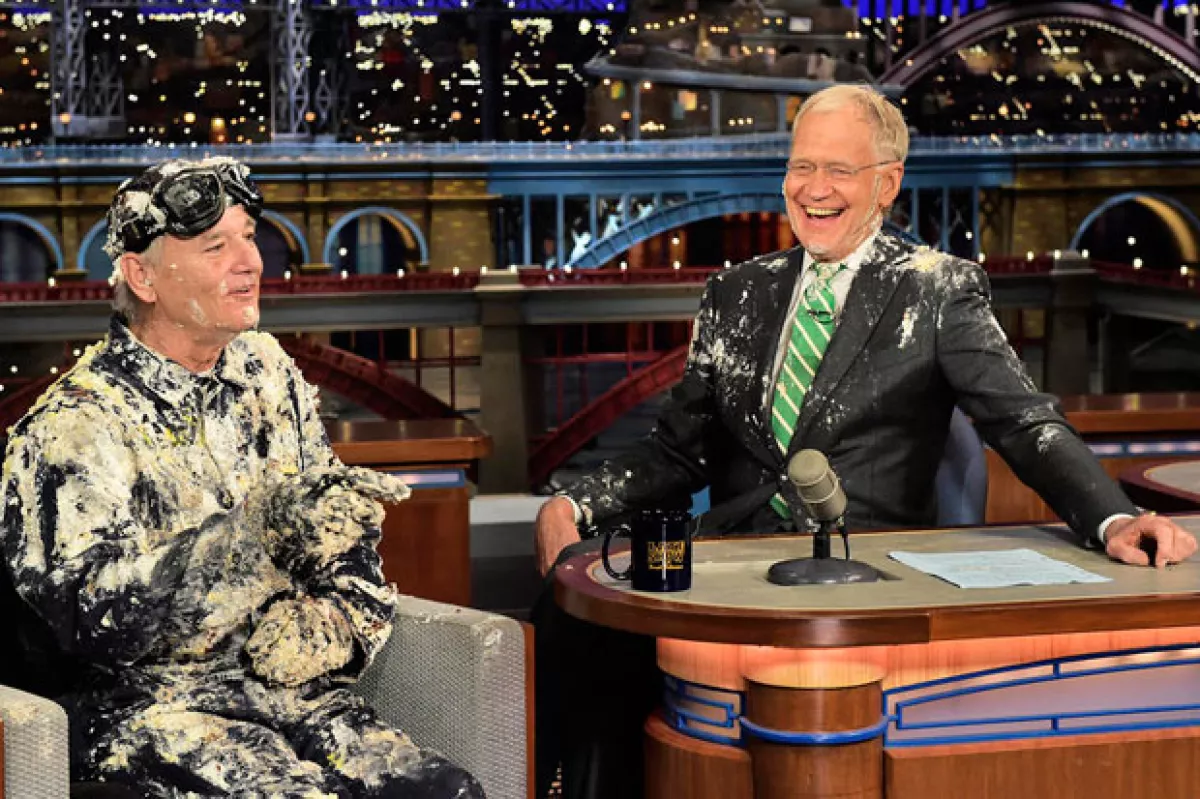 El actor Bill Murray, su primer entrevistado hace 33 años, salió de un gran pastel para despedirlo.