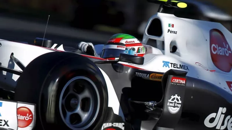 sergio perez en su auto