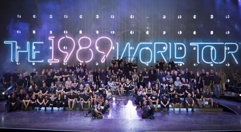 Taylor compartió una foto de todo su equipo y anunció que los llevaría de vacaciones a la isla Hamilton, en Australia.