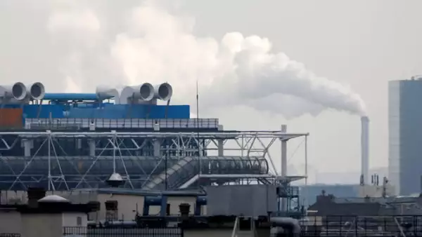 Atrás del Centro Nacional de Arte y Cultura Georges Pompidou se ve el vapor de una chimenea industrial en la capital de Francia, que ha alcanzado niveles de polución similares a los de algunas ciudades chinas, según los expertos.