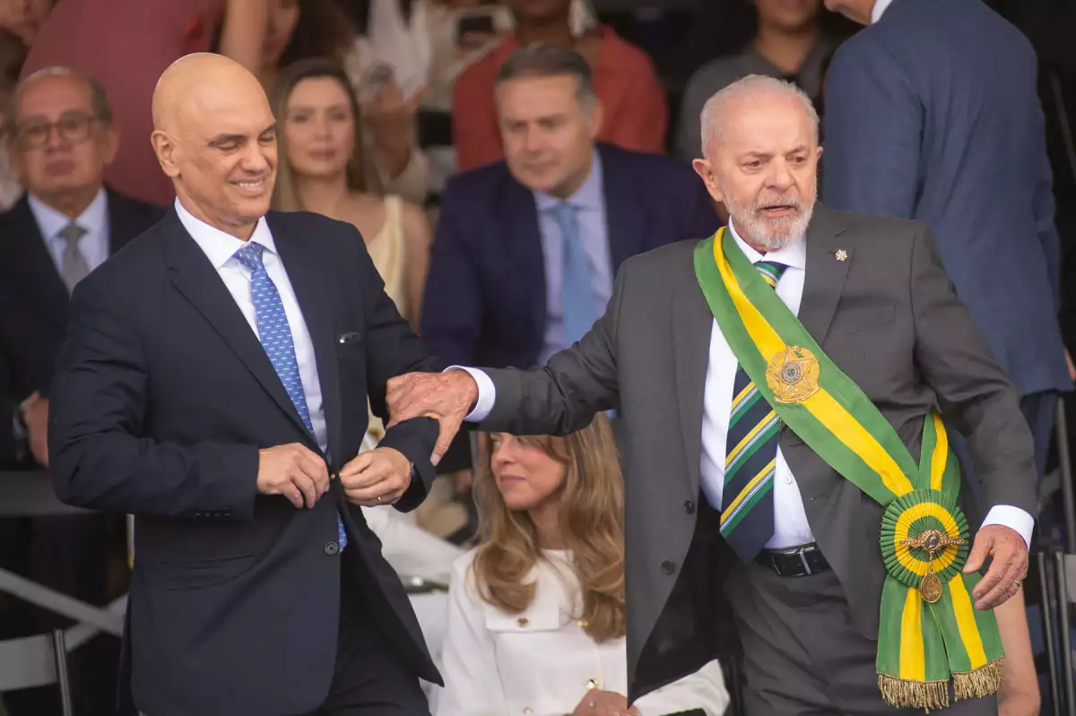 El ministro de la Corte Suprema Federal, Alexandre De Moraes, es arrebatado por el presidente de Brasil, Luiz Inacio Lula da Silva, durante un desfile conmemorativo para celebrar el 202 aniversario de la independencia de Brasil el 7 de septiembre de 2024 en Brasilia, Brasil.