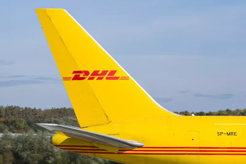 La mensajería no se salva: DHL y FedEx sufren por la guerra arancelaria 