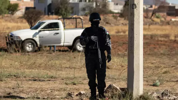 En un predio localizado a unos 200 metros del la bodega conocida como Bonito Pueblo, fue localizado el cadáver de un hombre con la cabeza destruida, aparentemente por un impacto de arma de fuego.