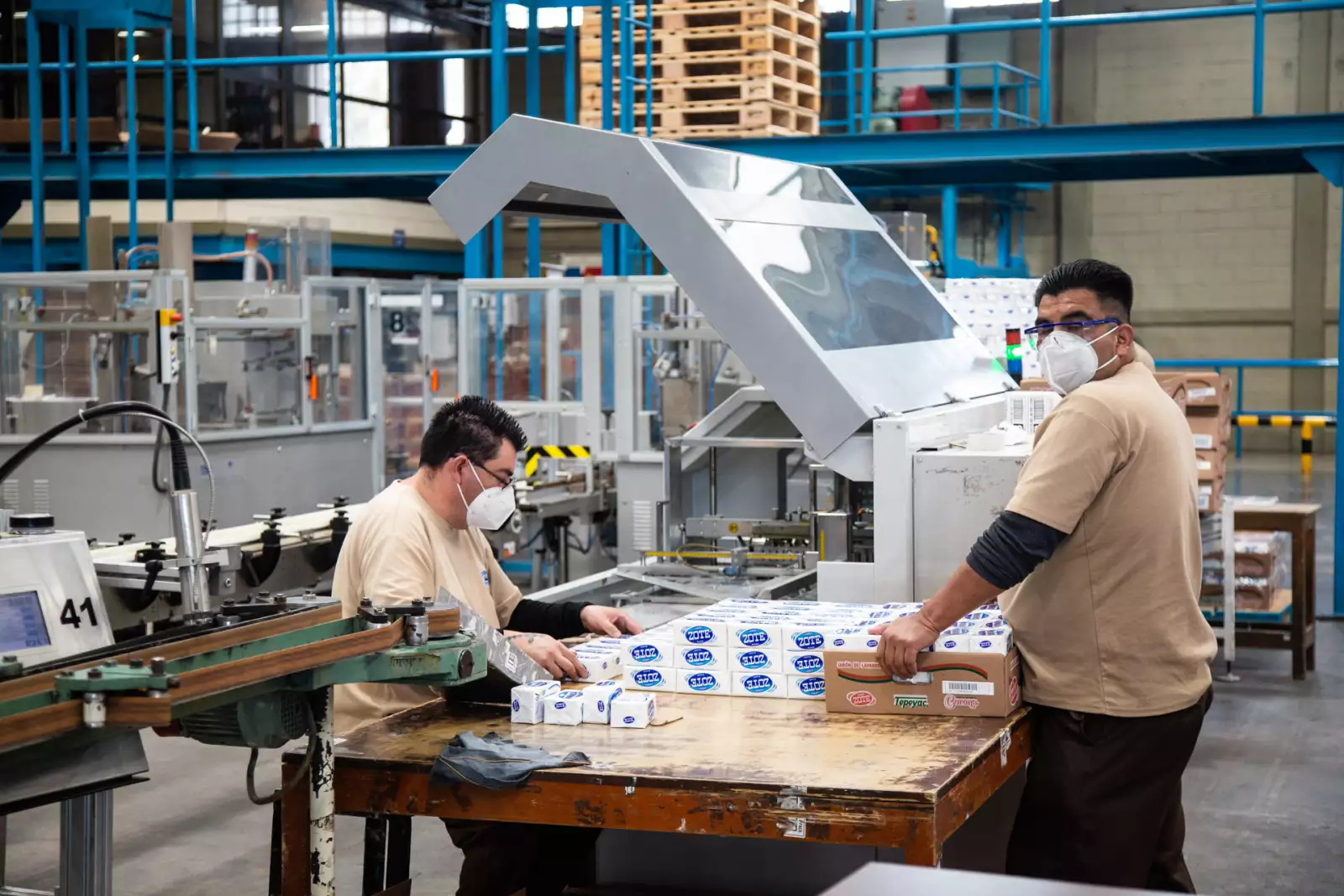 trabajadores-fabrica-la-corona