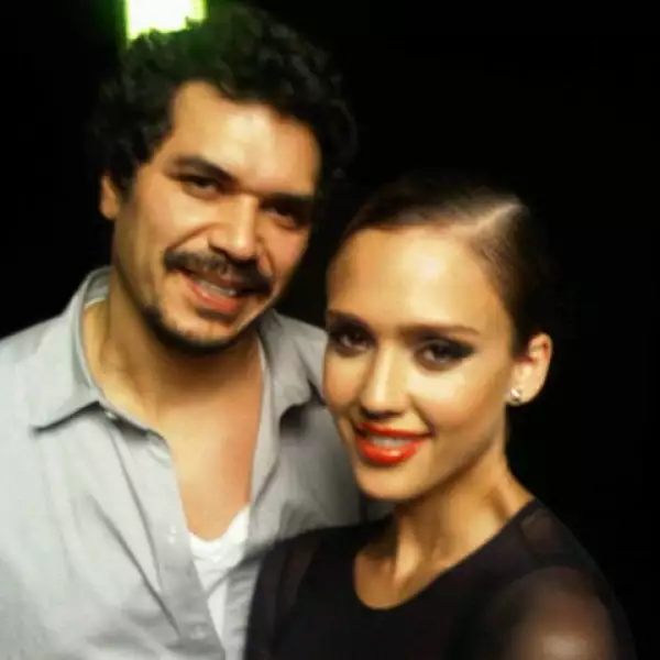 Jessica Alba subió esta imagen donde sale con uno de sus amigos.