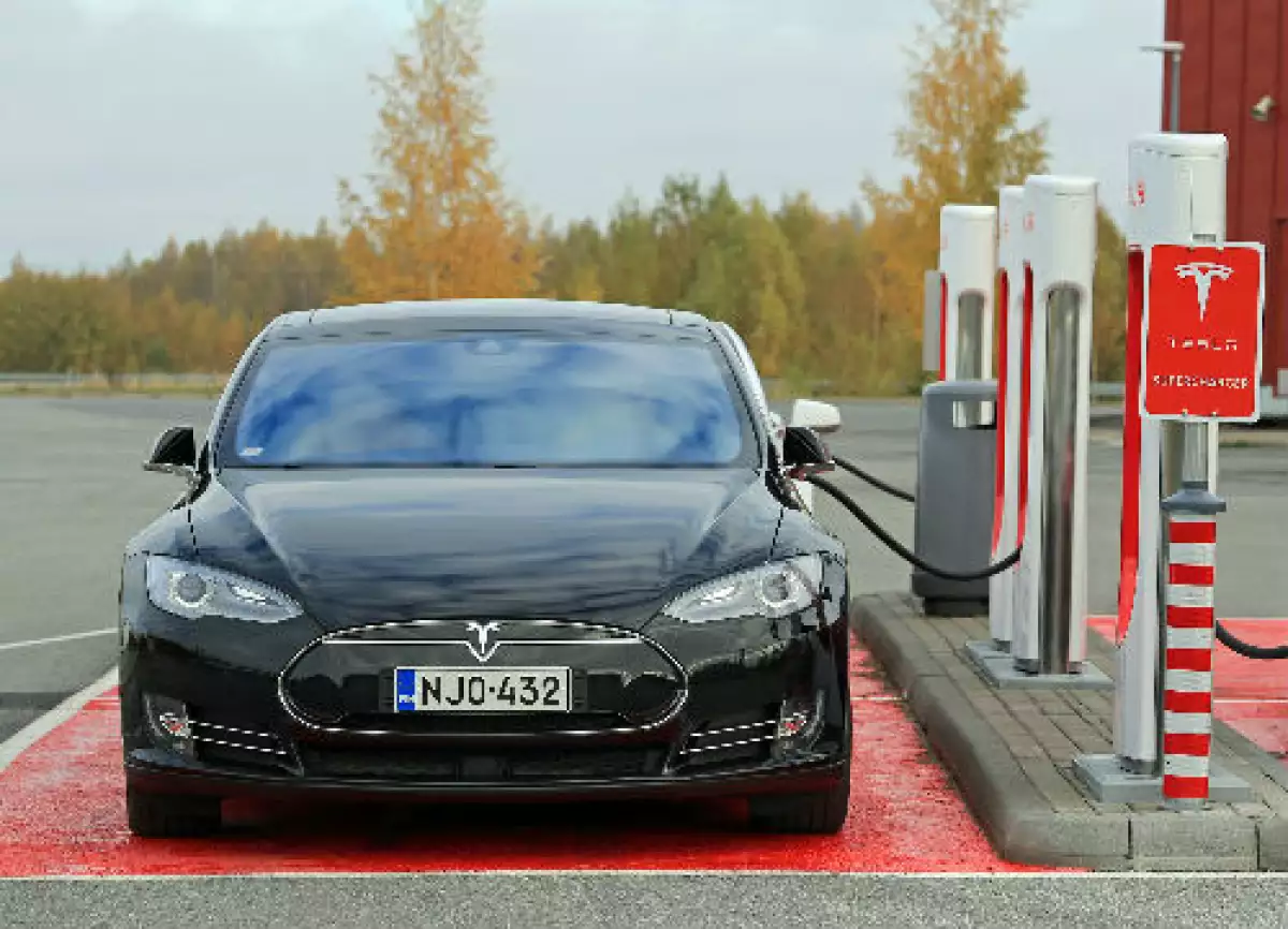 Tesla auto y cargador
