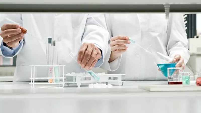 cientificos realizan experimentos