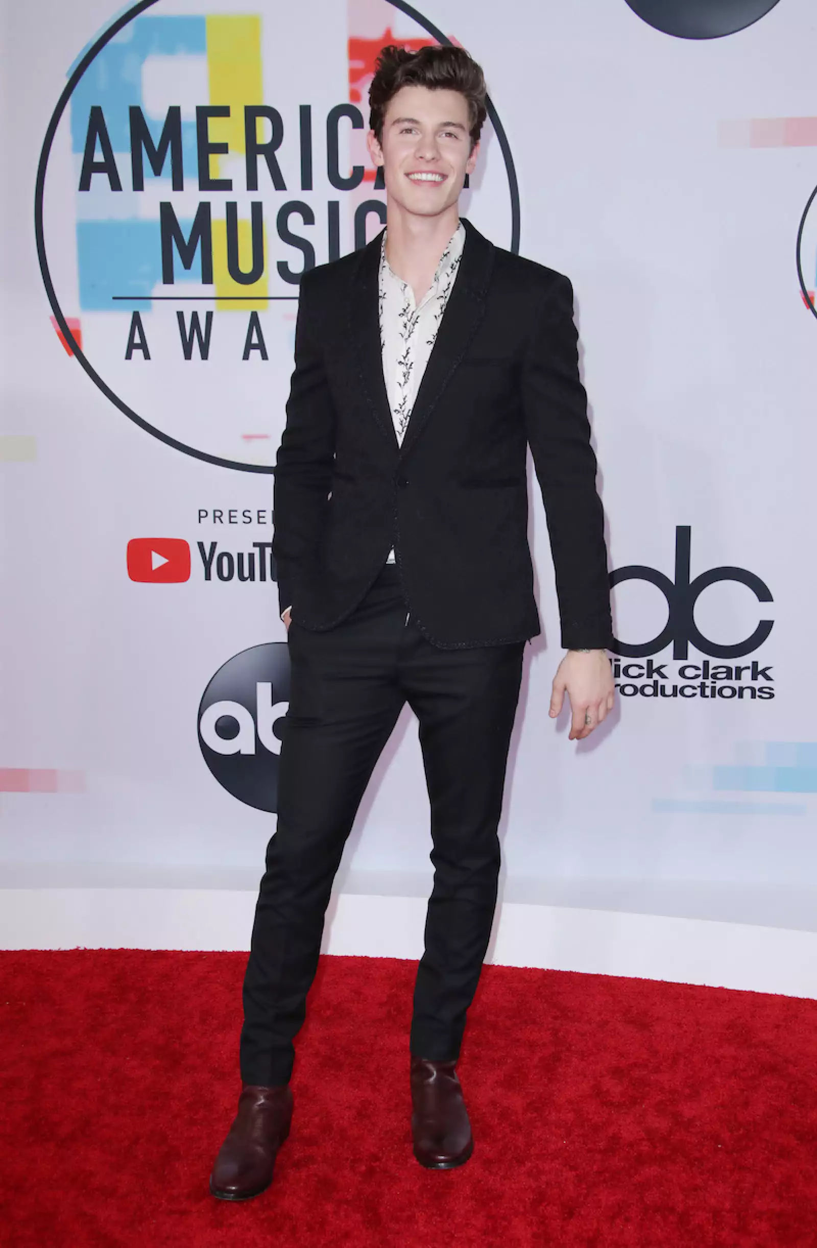 Los mejores looks de los American Music Awards 2019