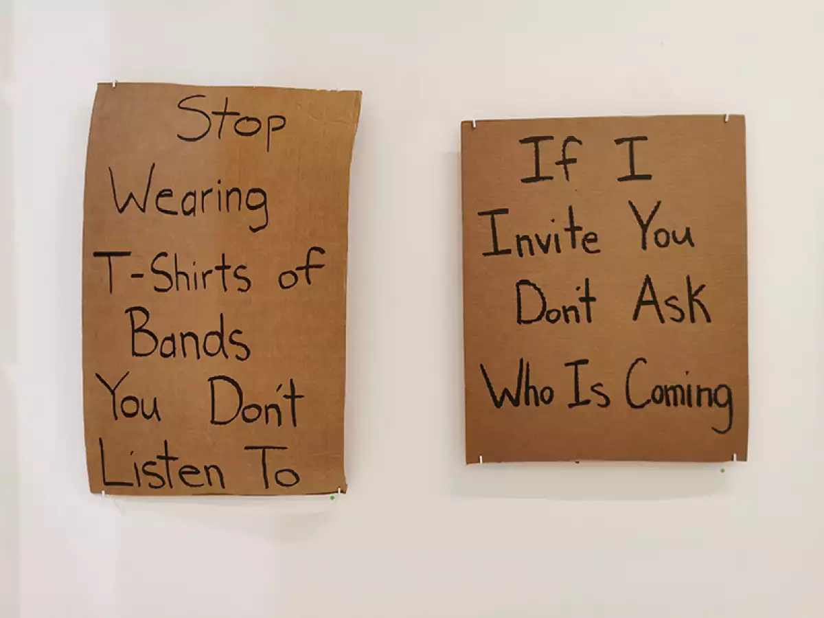 dude with sign paris