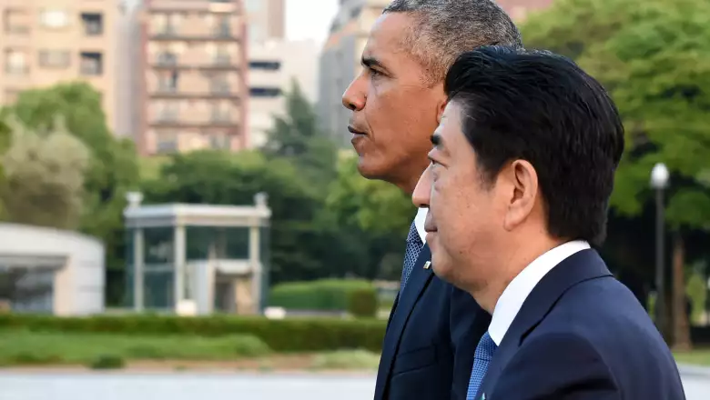 Detractores acusan tanto a EU como a Japón de tener memoria selectiva, desatando políticas que apoyan en la disuasión nuclear y al mismo tiempo piden el fin de las armas atómicas.