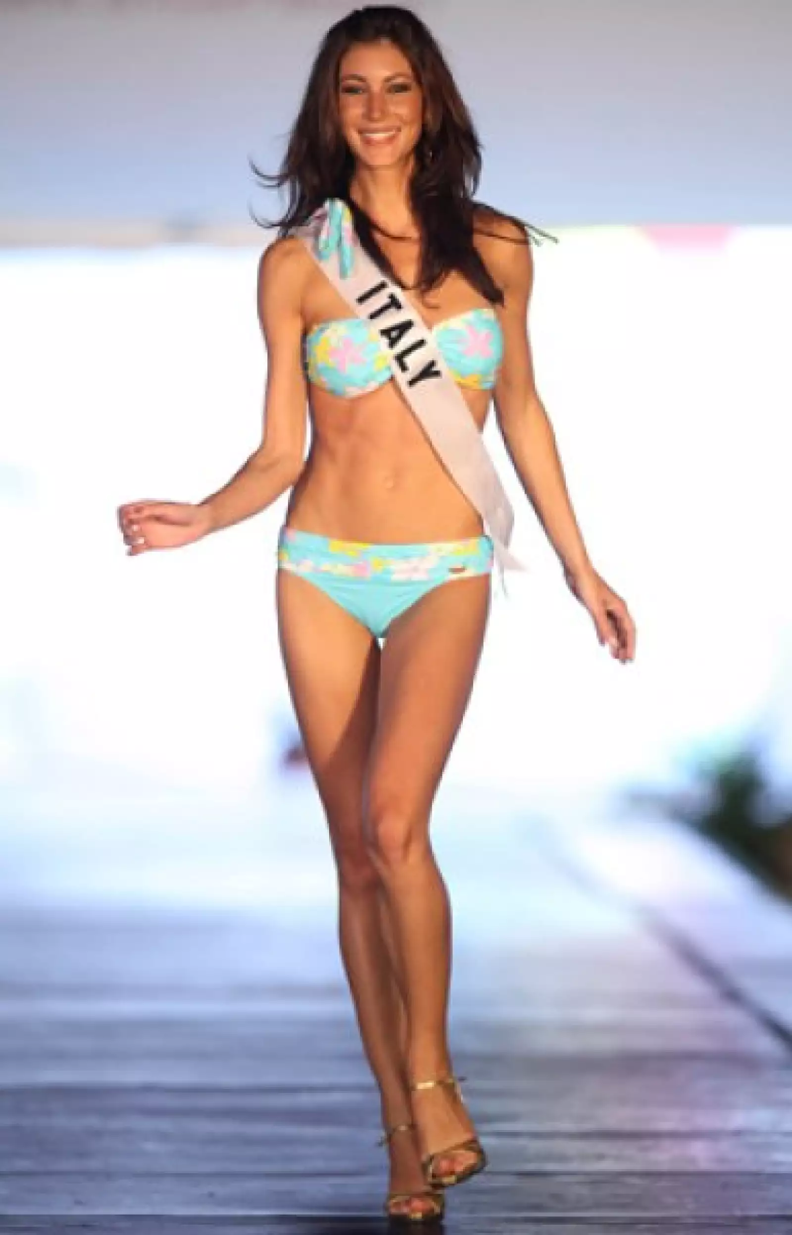 Laura Valenti, de Italia, dio pasos coquetos.