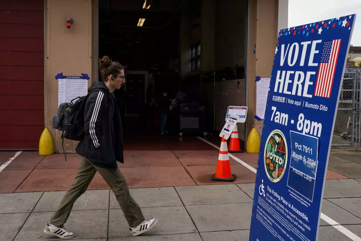 Una persona pasa por un colegio electoral establecido dentro de una estación de bomberos durante las elecciones primarias del Súper Martes en San Francisco, California, EE. UU. 5 de marzo de 2024.