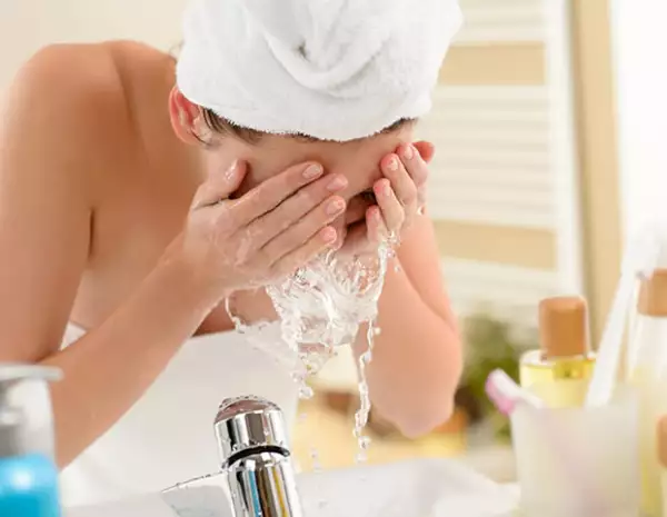 Es necesario lavarte y exfoliarte bien la cara para eliminar las partículas de la contaminación.