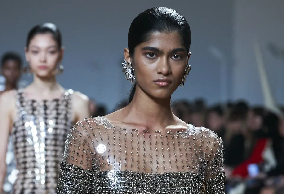modelo de la colección Fall Winter 2023 de Paco Rabanne