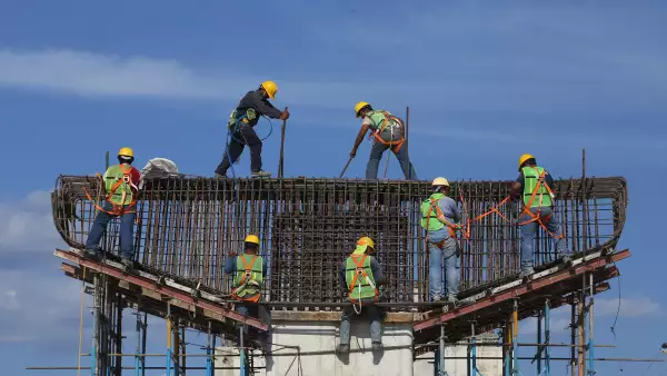(Trabajadores de la construcción durante su jornada laboral)