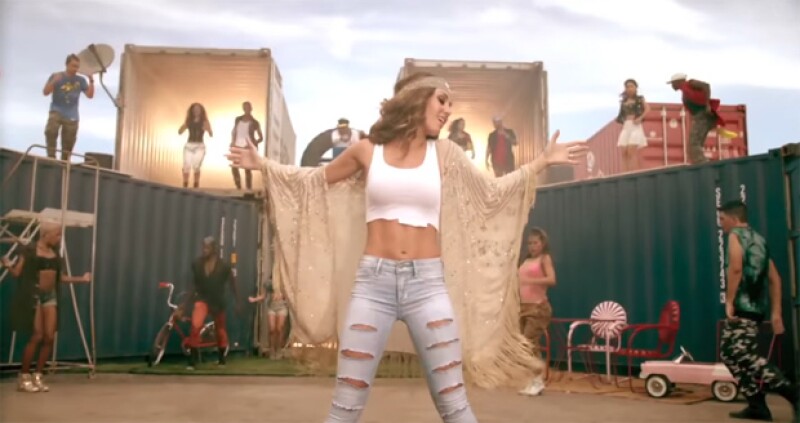 Las canciones rápidamente se posicionaron en los primeros lugares a tan solo unas horas de sus respectivos estrenos.
