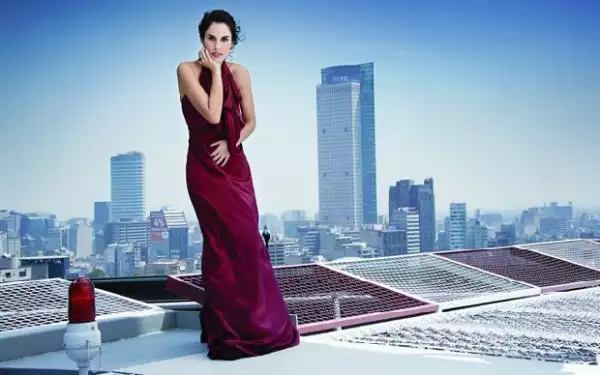 Vestido en satén de seda, Tommy Hilfiger. Aretes, Berger Joyeros. Anillo, H. Stern. Zapatos en piel, Stewart Weitzman.