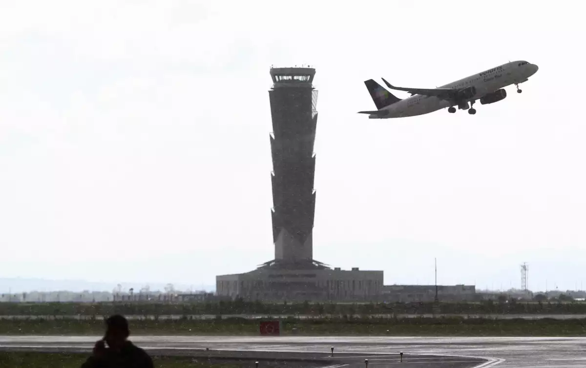(Un avión de las aerolínea Volaris despegó del Aeropuerto Internacional Felipe Ángeles)