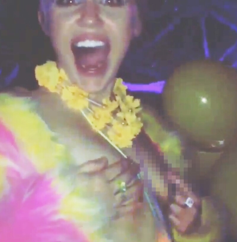La cuenta de Instagram publicó un video en el que Miley se cubre los senos solo con las manos.