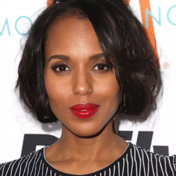 Para destacar sus labios, Kerry Washington usa un rojo cereza impactante.