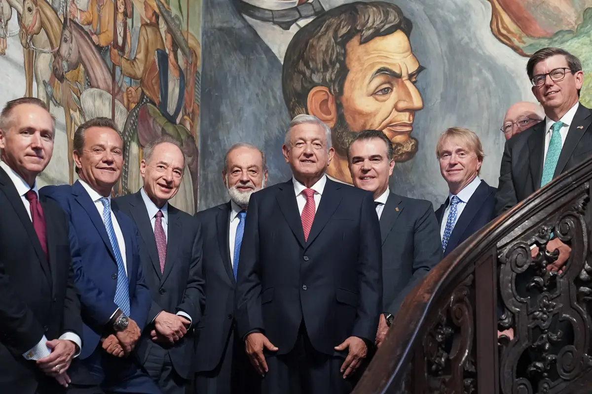 (El presidente Andrés Manuel López Obrador posa con los empresarios  Carlos Slim Helú y Carlos Slim Domit, de Grupo Carso; Francisco Cervantes, presidente del Consejo Coordinador Empresarial (CCE), y Antonio Del Valle, presidente del Consejo Mexicano de Negocios)